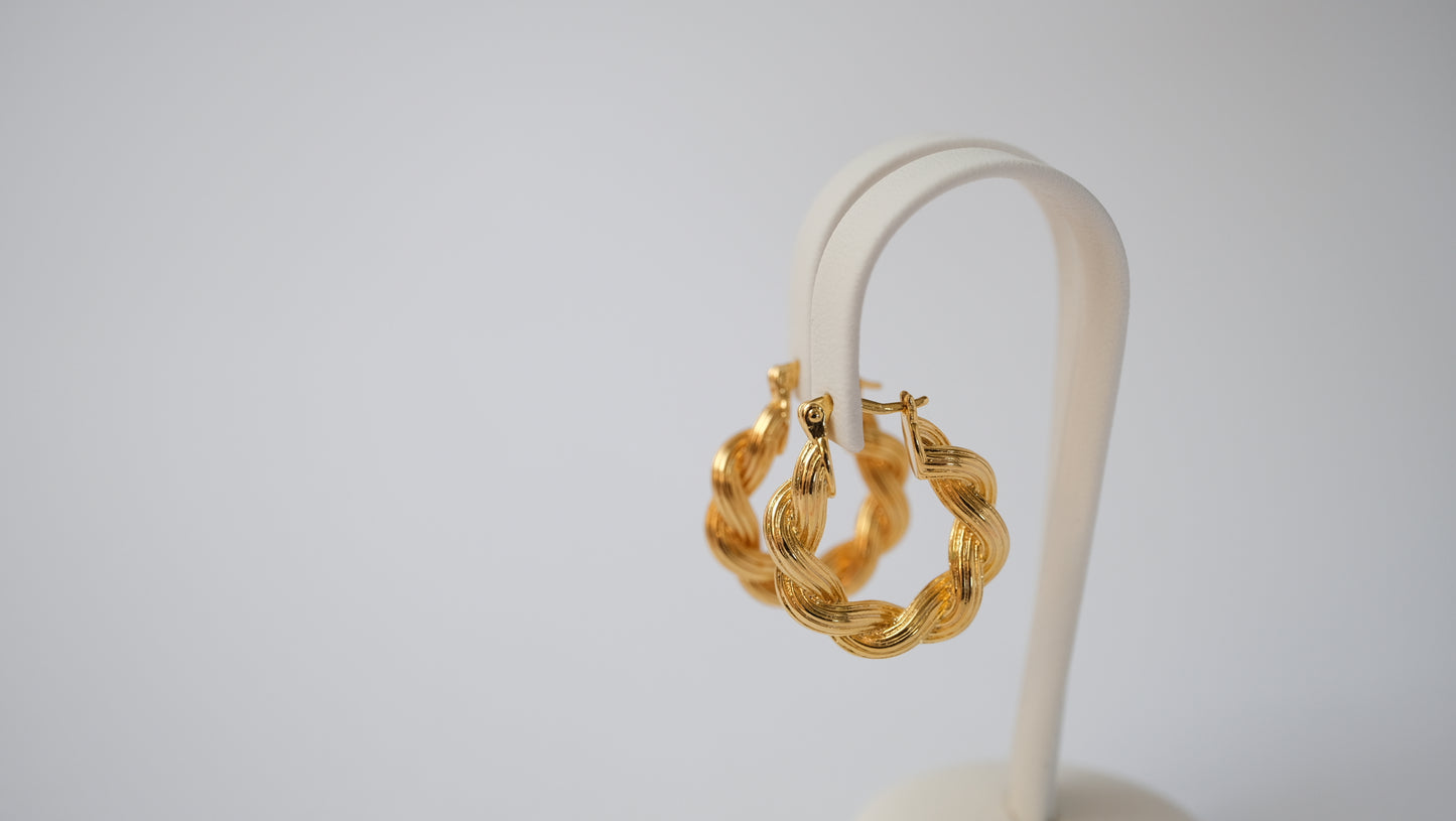 Goldene geflochtene Hoops im Vintage-Stil