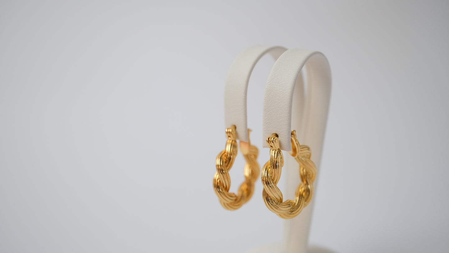 Goldene geflochtene Hoops im Vintage-Stil