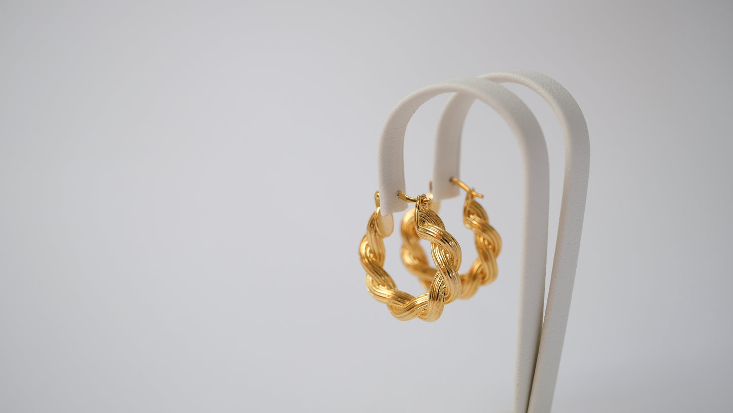 Goldene geflochtene Hoops im Vintage-Stil