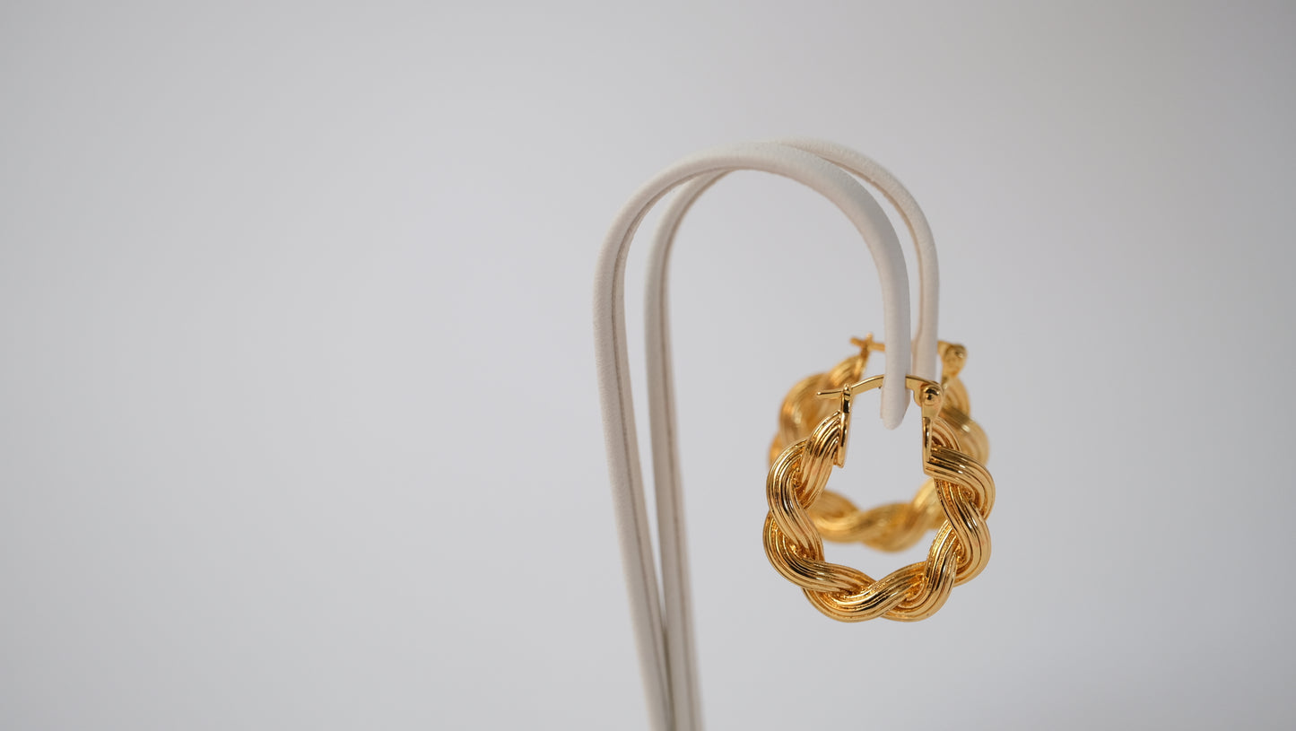 Goldene geflochtene Hoops im Vintage-Stil