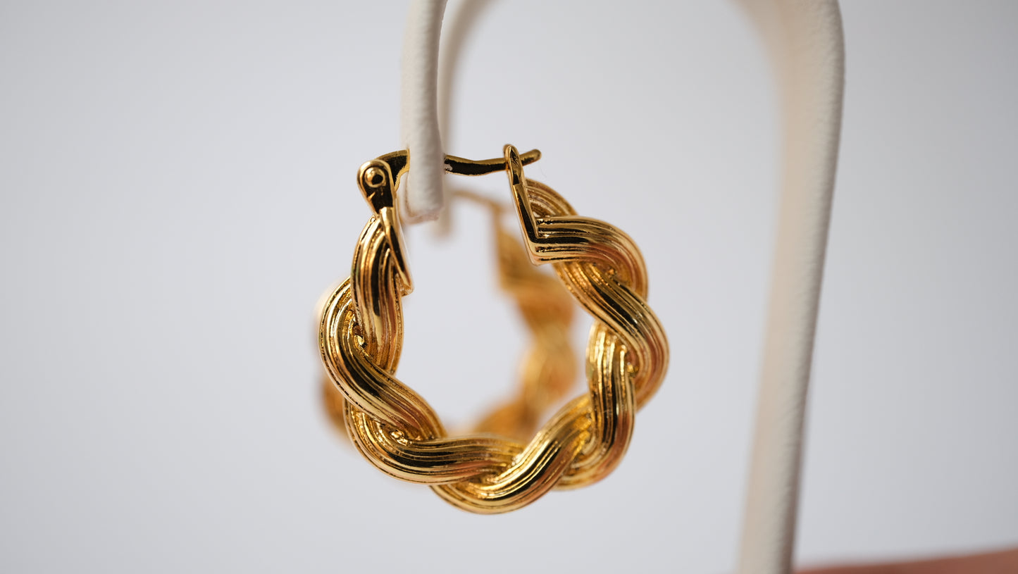 Goldene geflochtene Hoops im Vintage-Stil