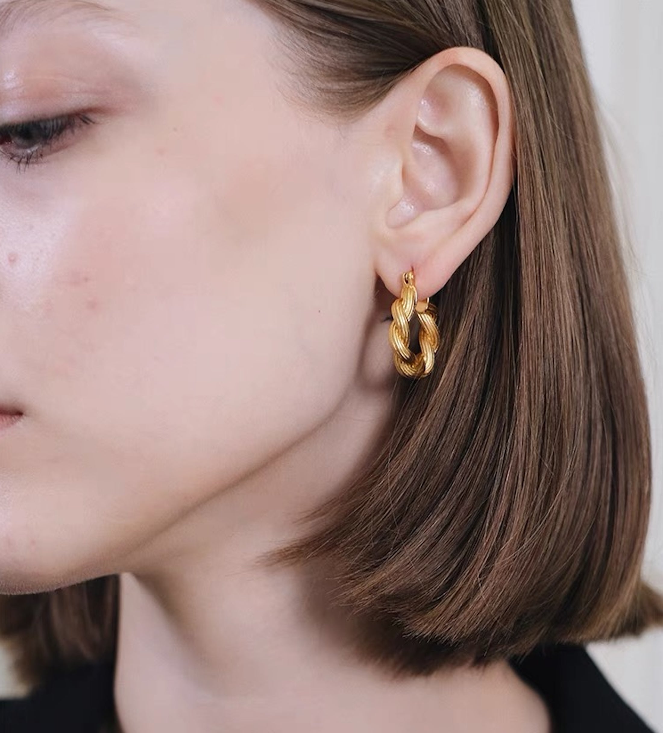 Goldene geflochtene Hoops im Vintage-Stil
