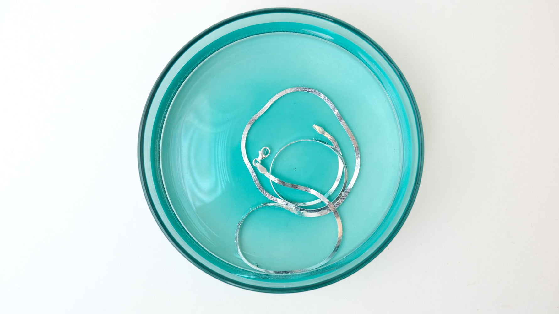 Wasser, Hitze und Schweißbeständigkeit: Die Bedeutung für Schmuck