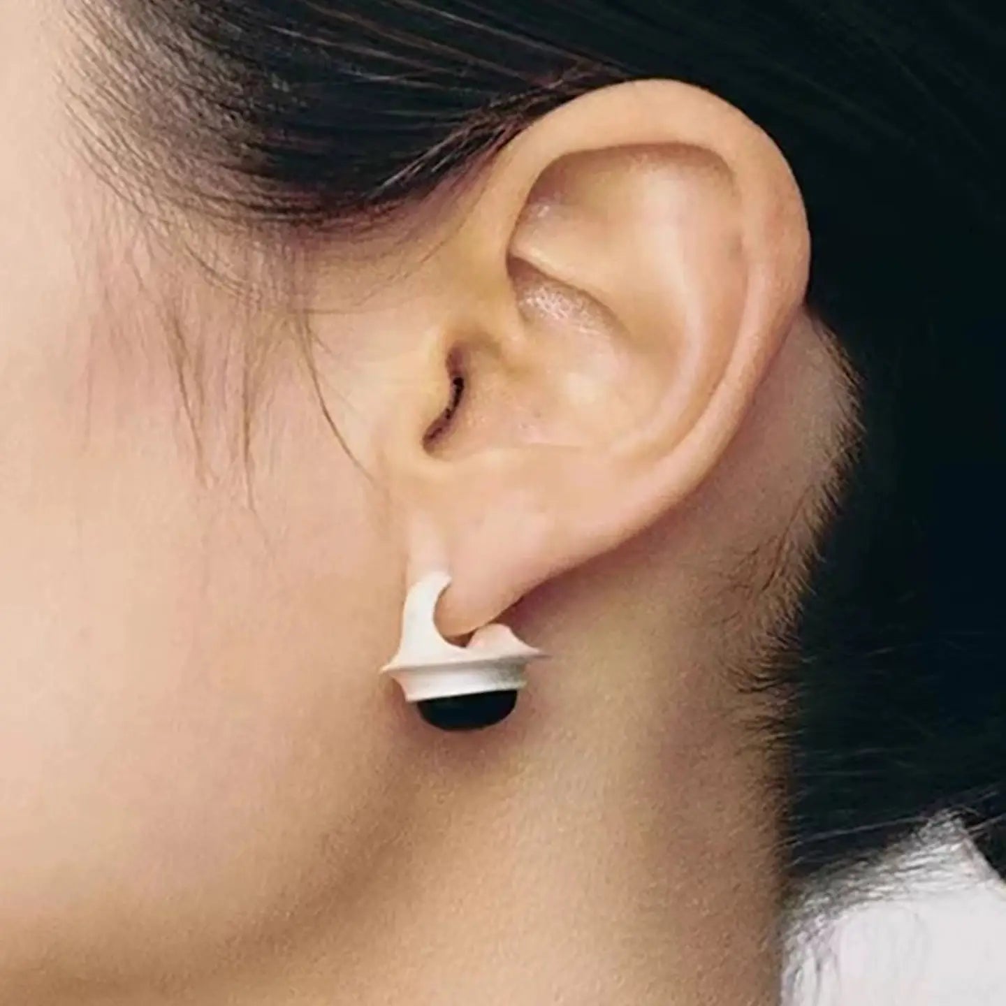 Ohrstecker aus mattem Silber — Schwarz auf weißem Onyx