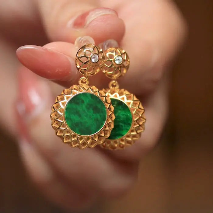 Ohrringe mit Jadeblumenrahmen