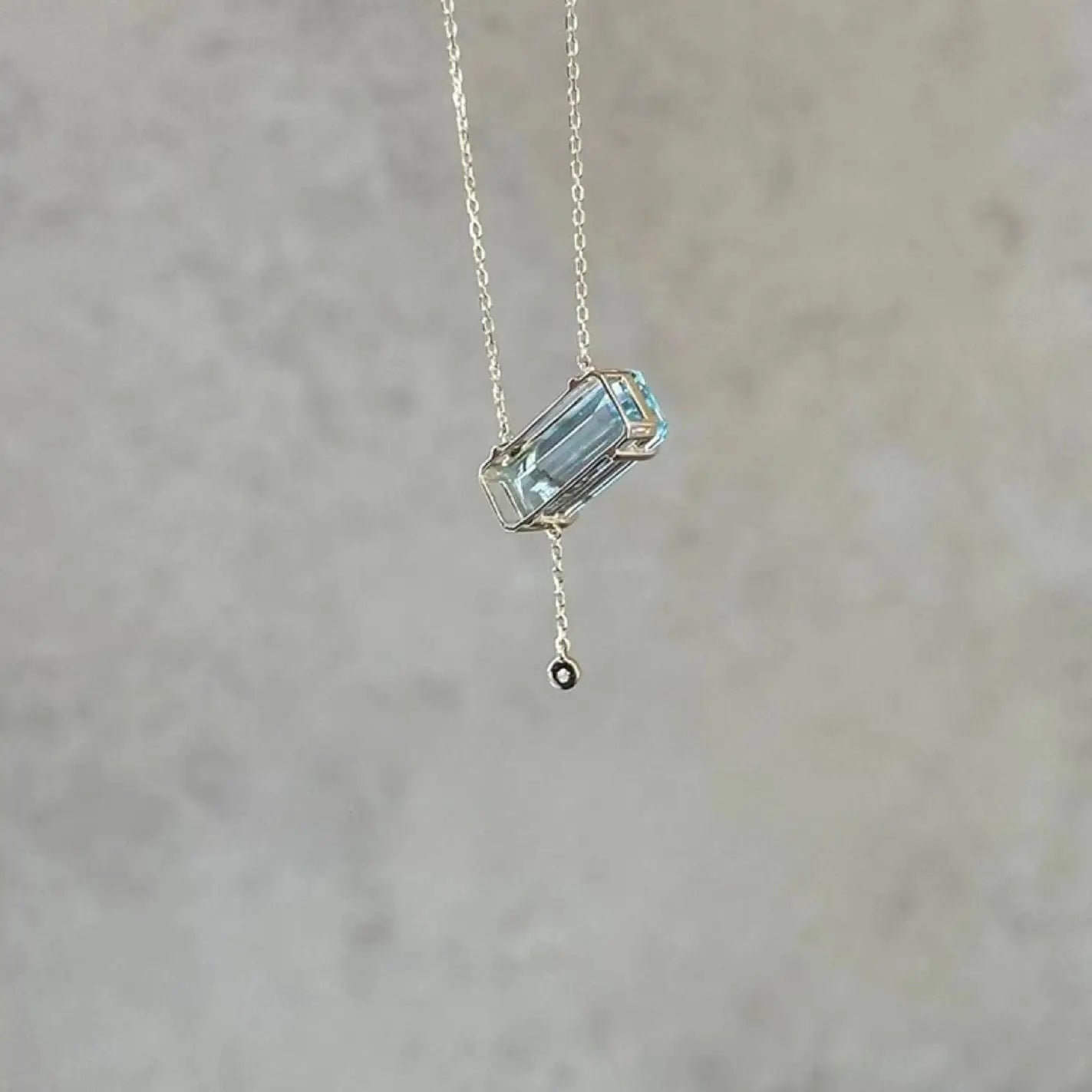 Halskette mit eisblauem Balken