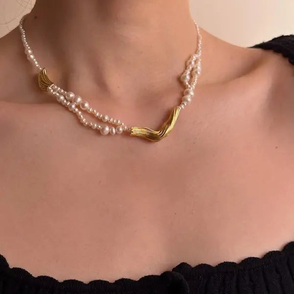 Halskette mit Süßwasserperlen mit goldenen Charms