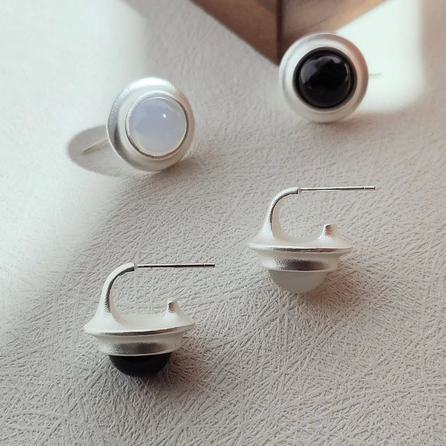 Ohrstecker aus mattem Silber — Schwarz auf weißem Onyx