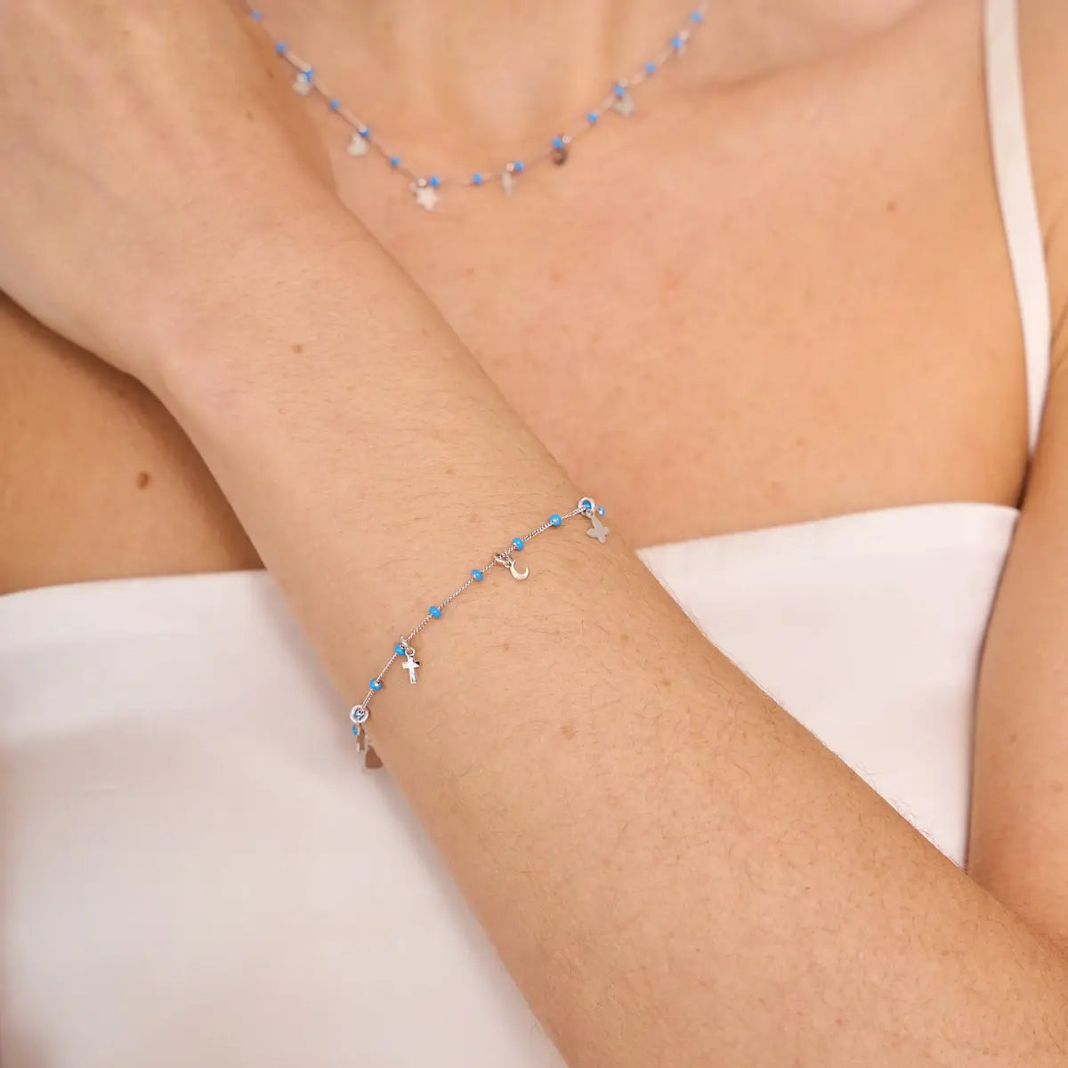 Armband aus hellblauem Emaille mit Charms und Perlen