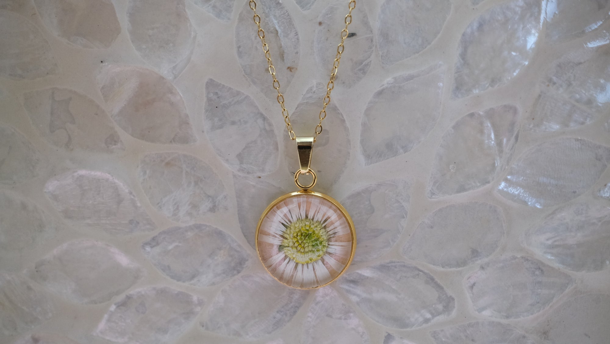 Medaillons mit Wildblüten und  Edelstahlkette 16mm