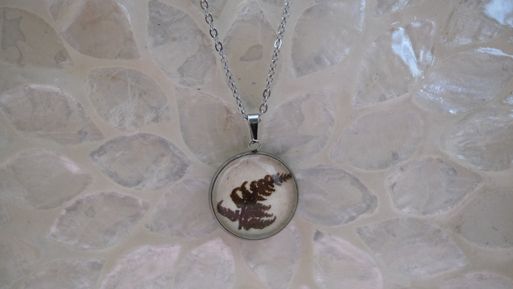 Medaillons mit Wildblüten und  Edelstahlkette 16mm