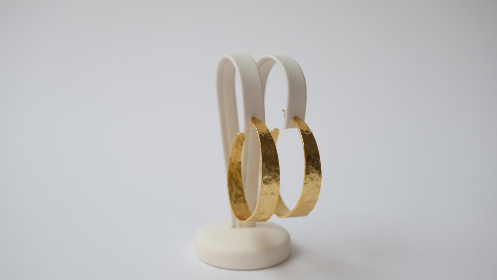 Elegante Hoops mit Vintage-Optik und charaktervoller Textur