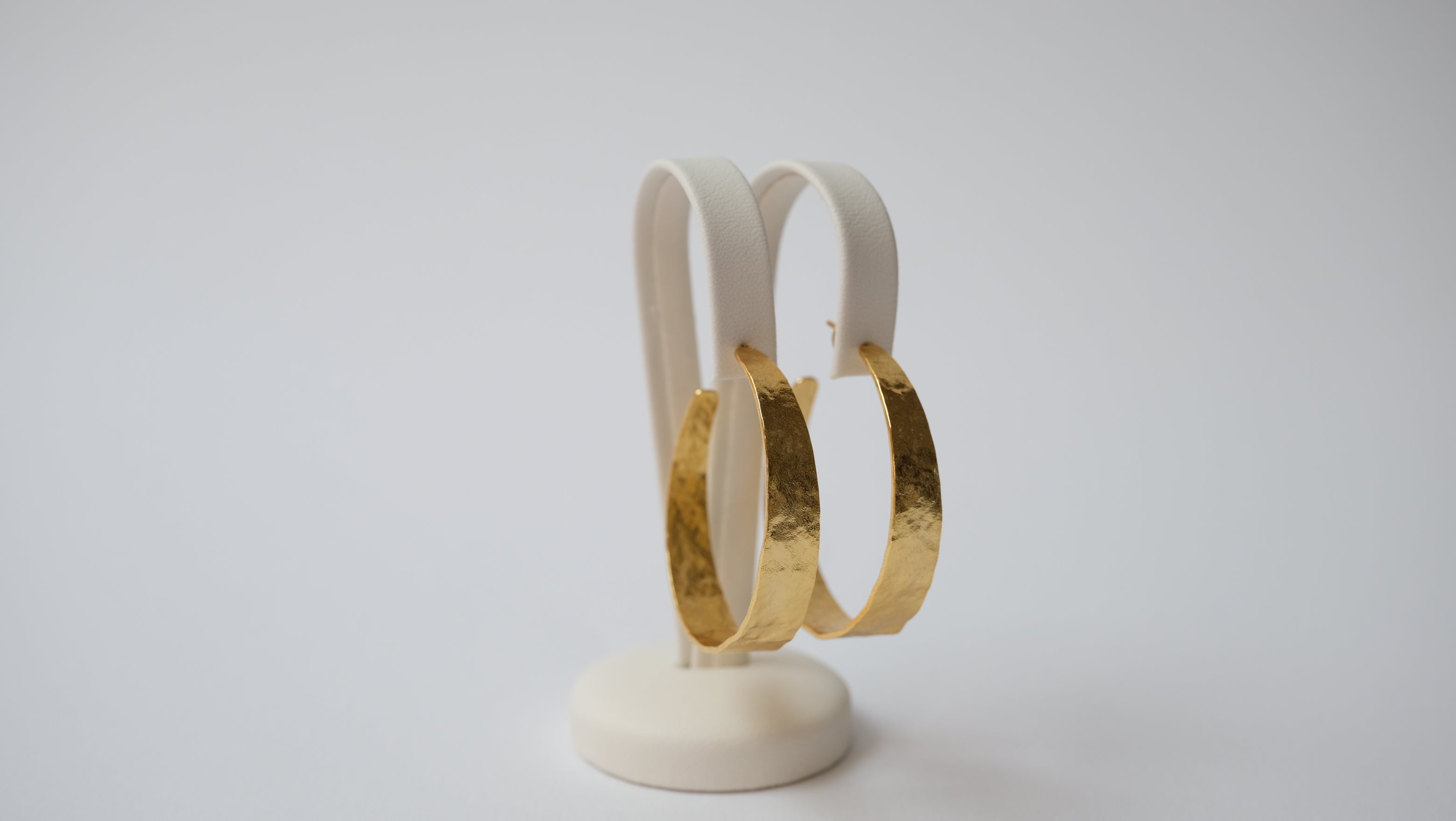 Elegante Hoops mit Vintage-Optik und charaktervoller Textur