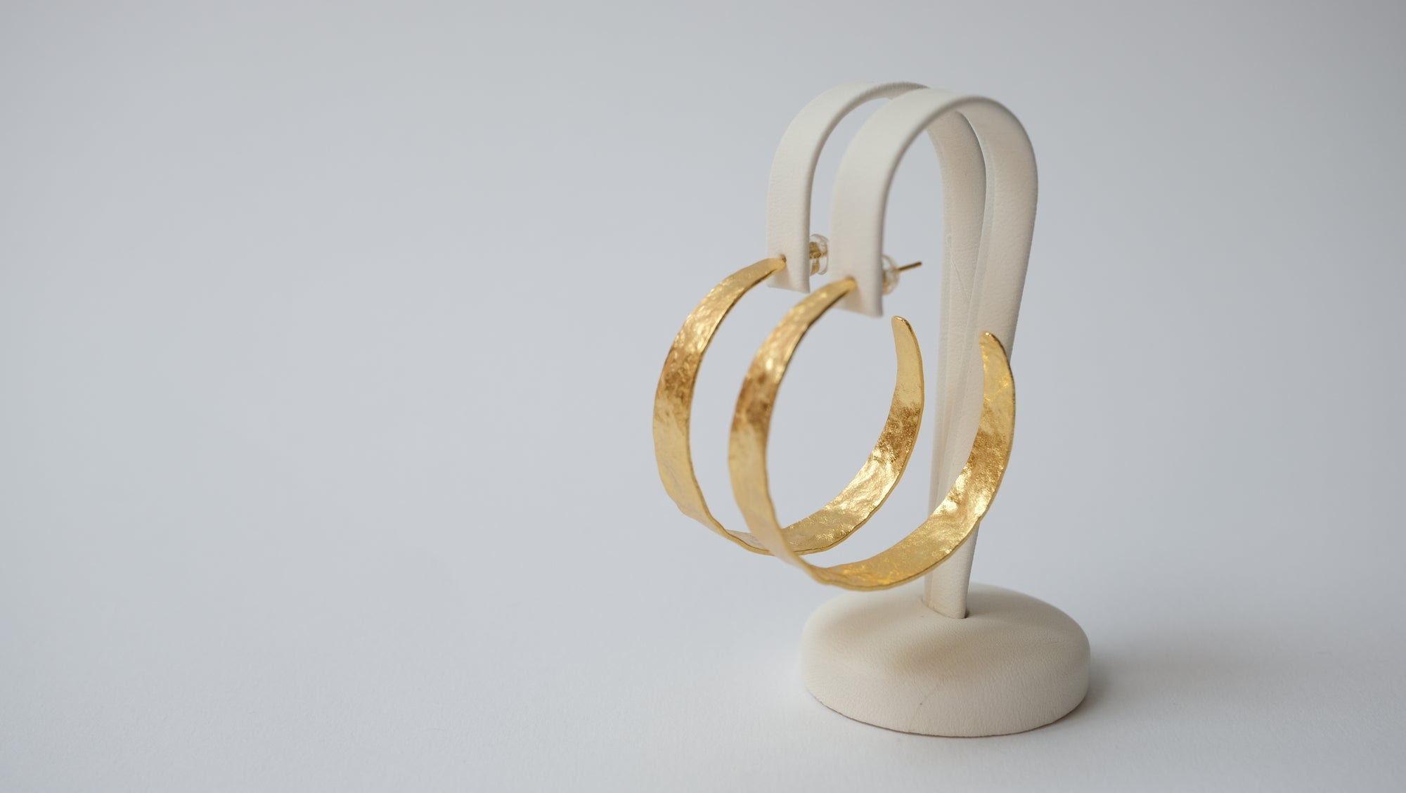 Elegante Hoops mit Vintage-Optik und charaktervoller Textur