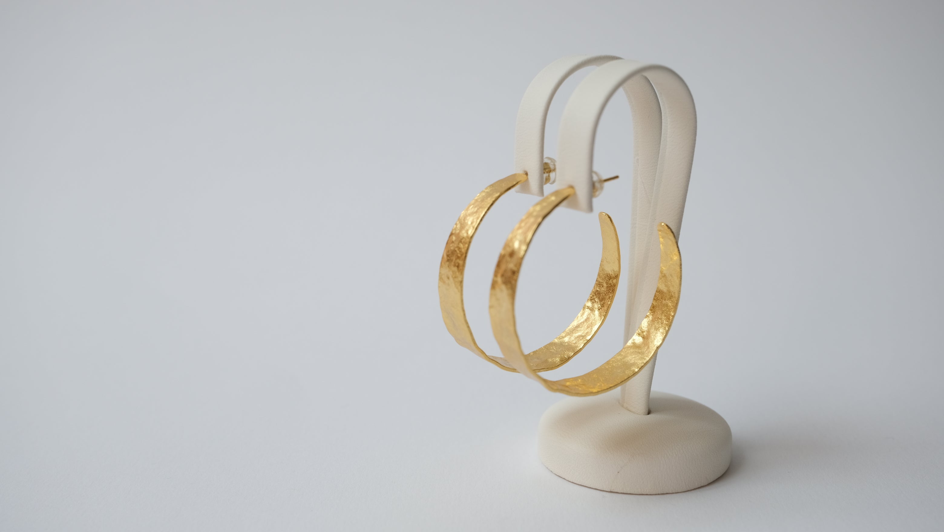 Elegante Hoops mit Vintage-Optik und charaktervoller Textur