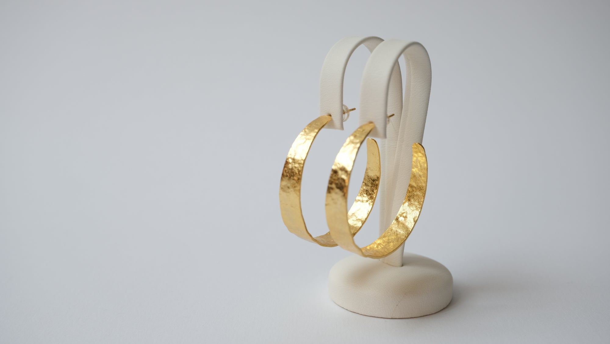 Elegante Hoops mit Vintage-Optik und charaktervoller Textur