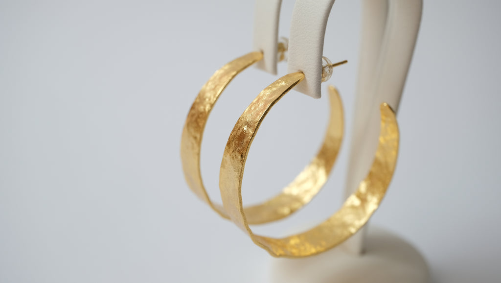 Elegante Hoops mit Vintage-Optik und charaktervoller Textur