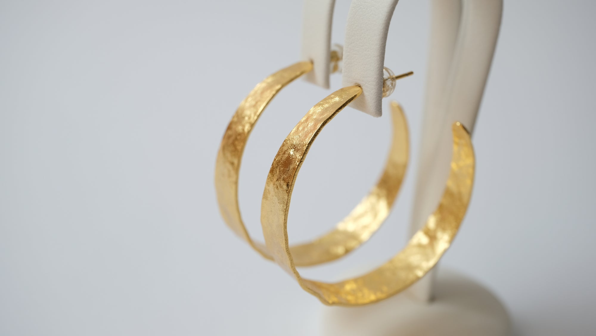 Elegante Hoops mit Vintage-Optik und charaktervoller Textur