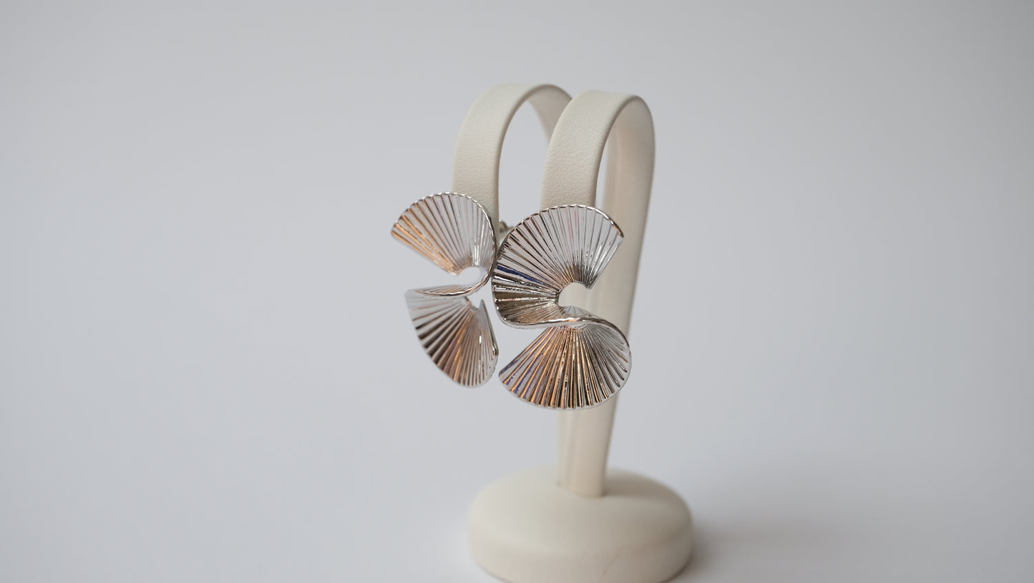 fächerförmige, geometrische Ohrringe in Gold und Silberoptik