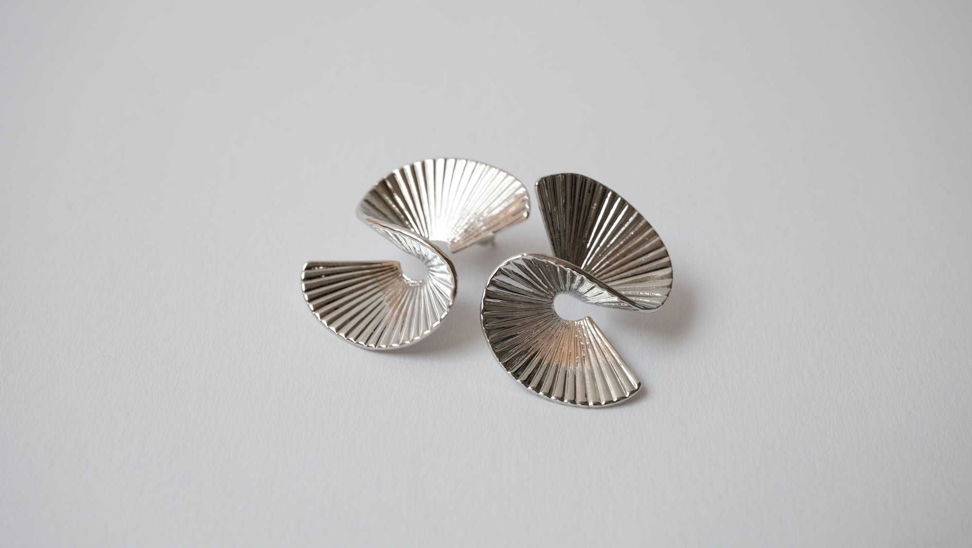 fächerförmige, geometrische Ohrringe in Gold und Silberoptik