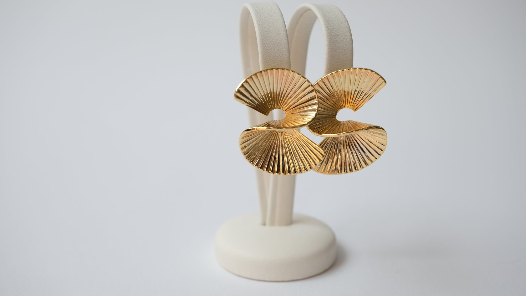 fächerförmige, geometrische Ohrringe in Gold und Silberoptik