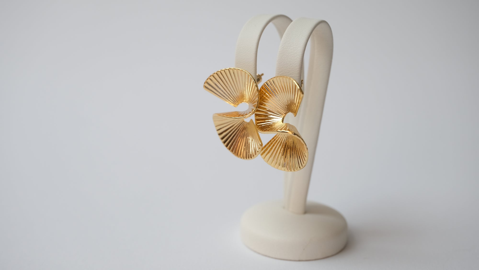 fächerförmige, geometrische Ohrringe in Gold und Silberoptik