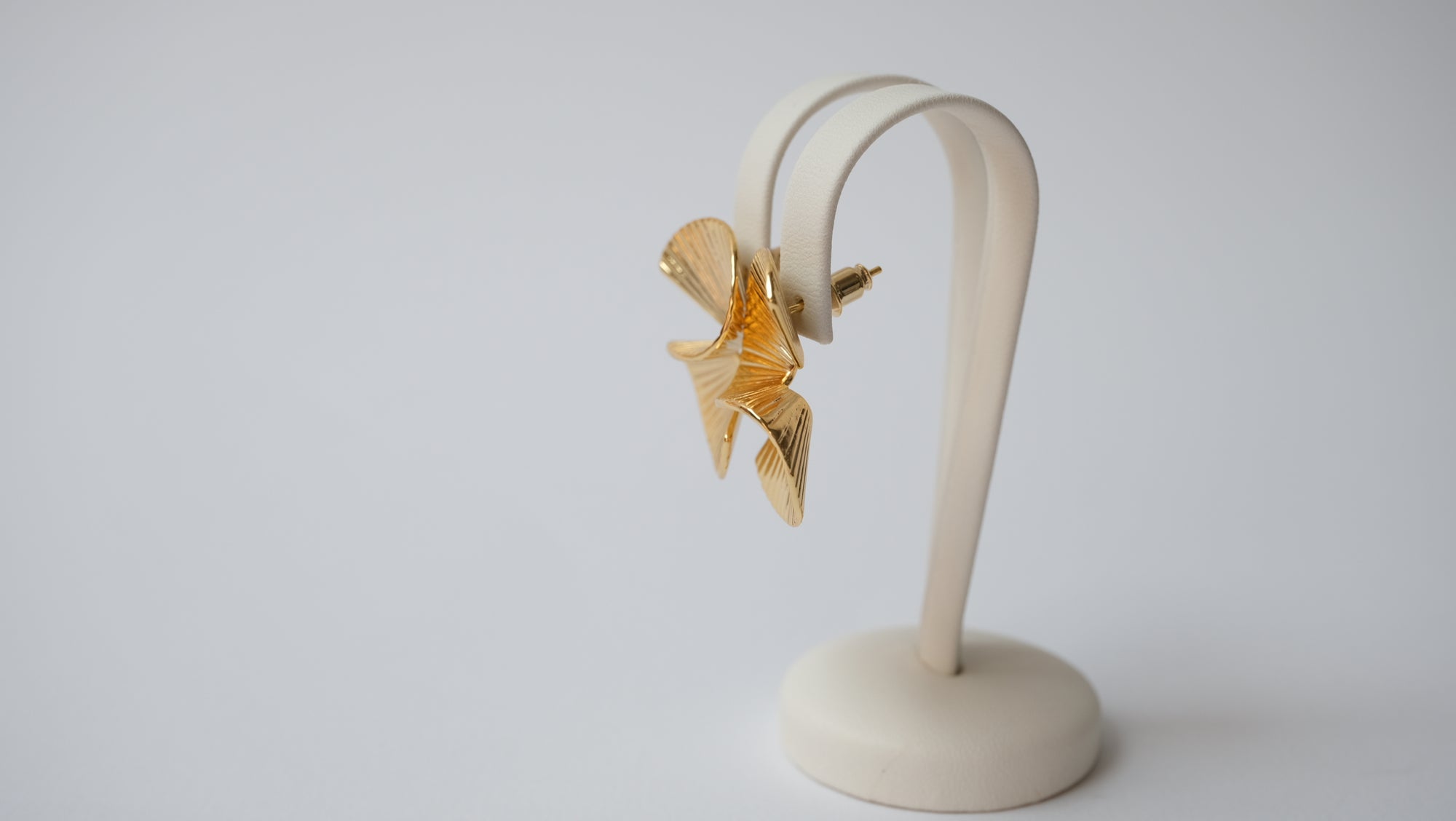fächerförmige, geometrische Ohrringe in Gold und Silberoptik
