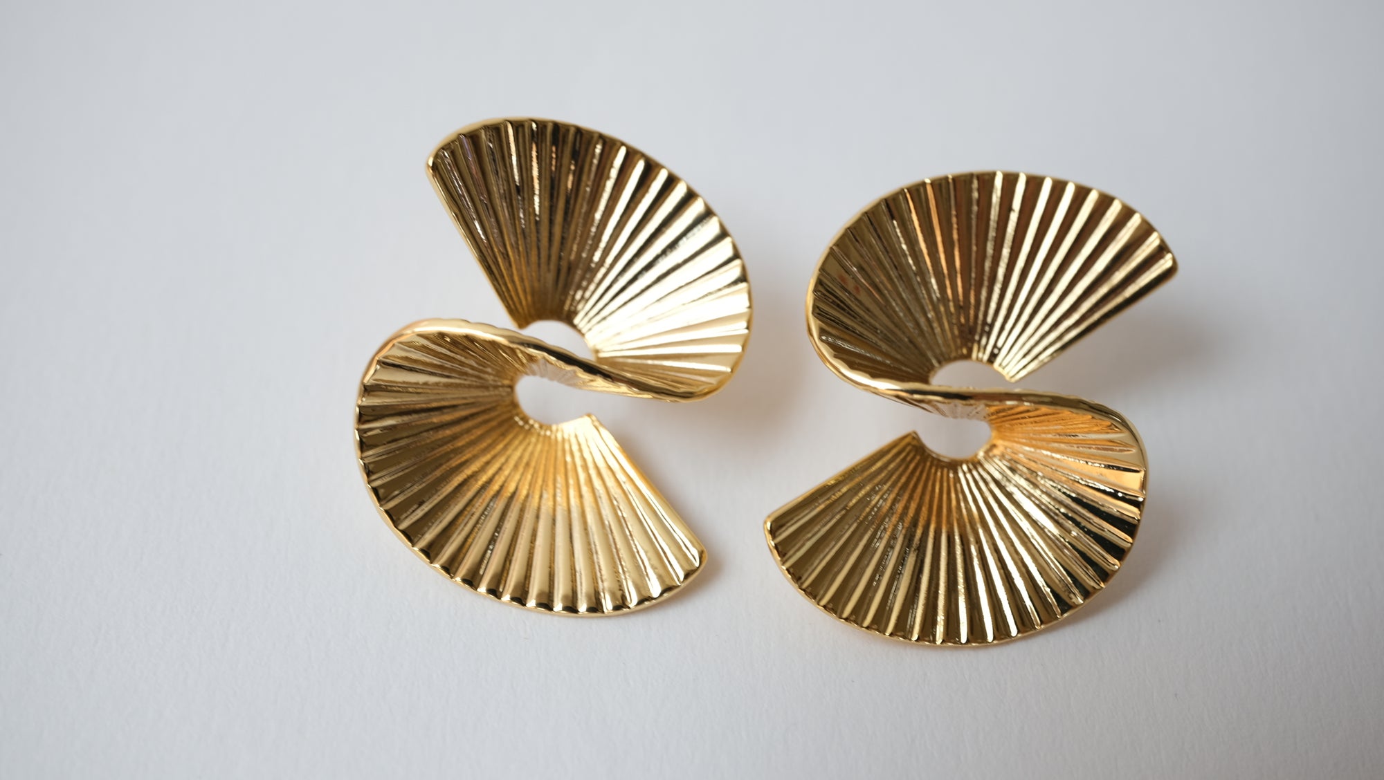 fächerförmige, geometrische Ohrringe in Gold und Silberoptik