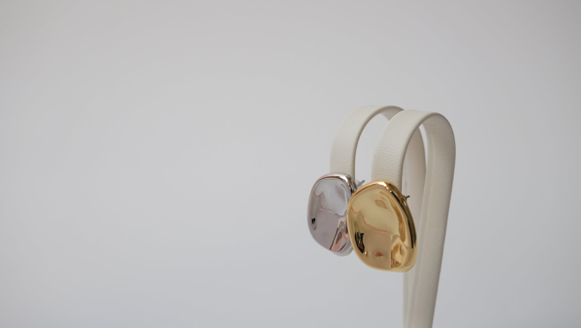 Ohrstecker im Button Look aus Gold und Silber
