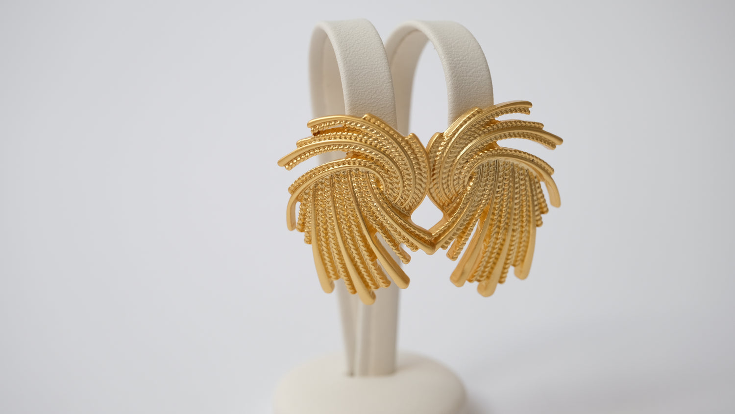 Gewebte Strahlenohrringe im Vintage-Stil