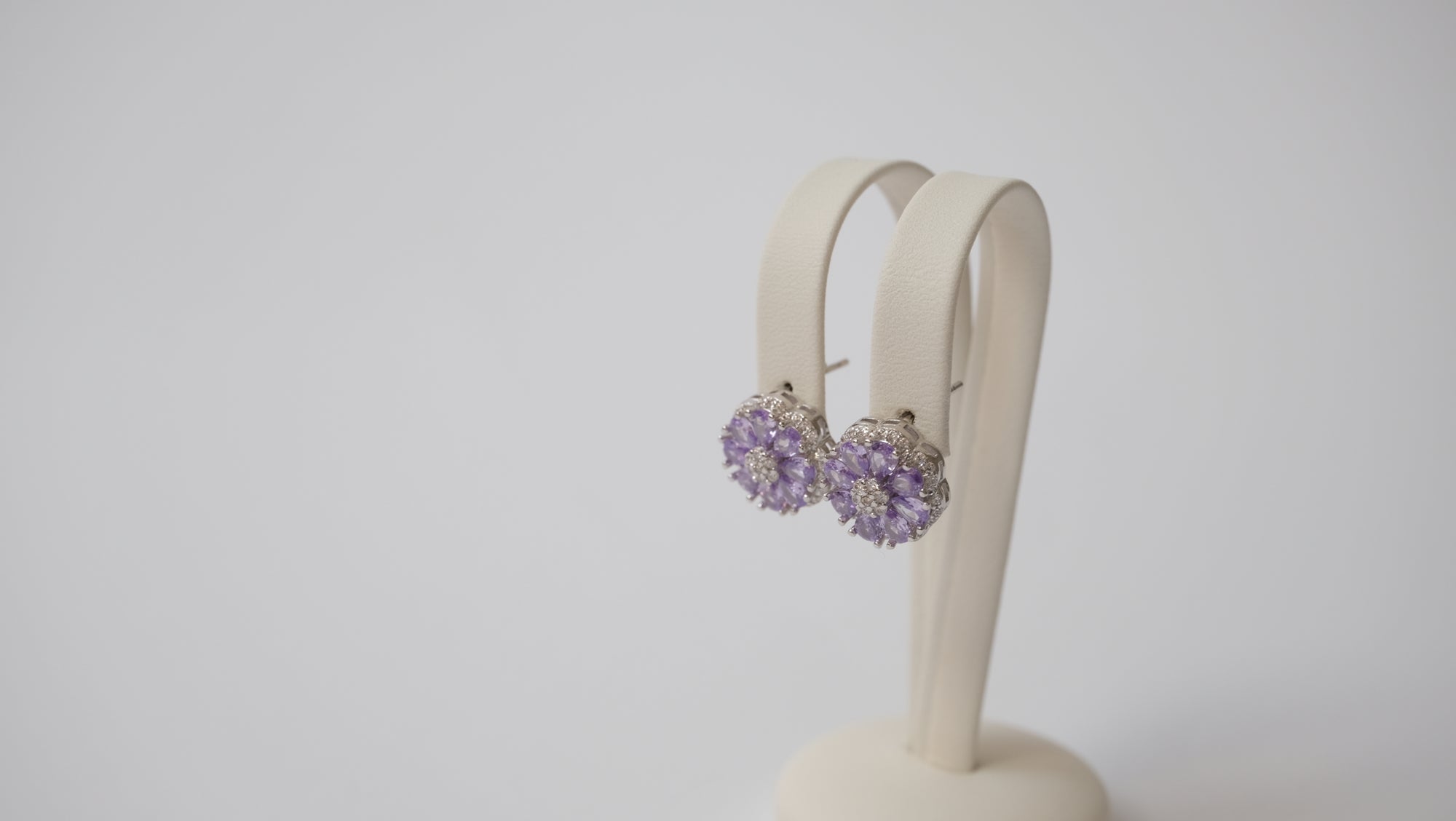Blumen-Ohrstecker mit Tansanit-Steinen