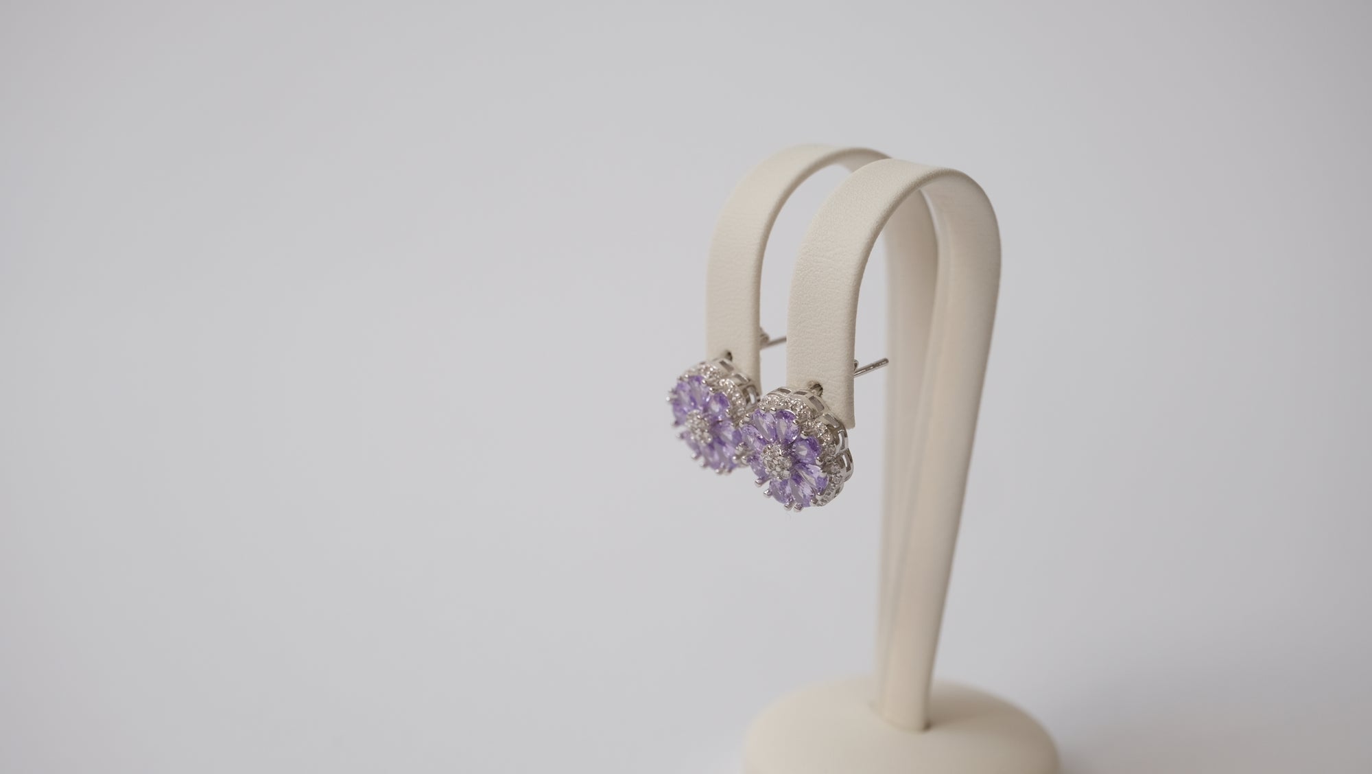 Blumen-Ohrstecker mit Tansanit-Steinen