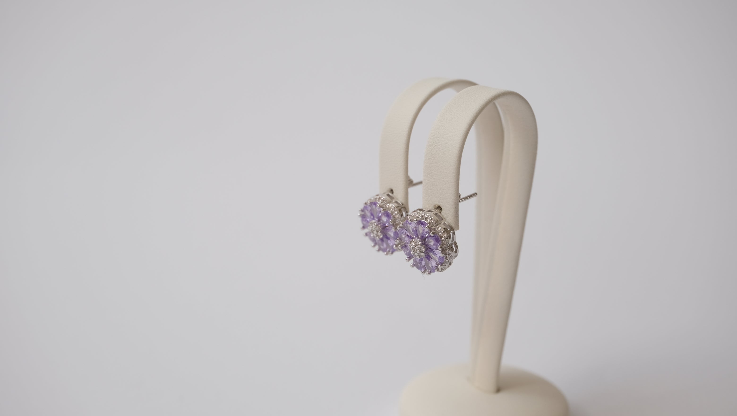 Blumen-Ohrstecker mit Tansanit-Steinen
