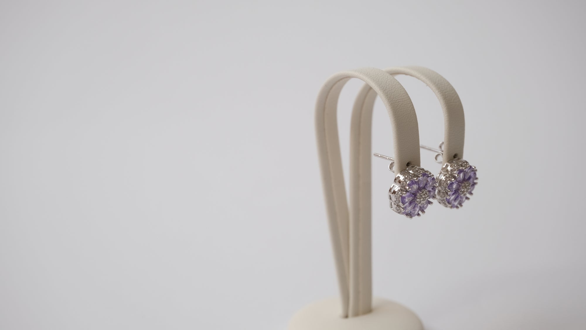 Blumen-Ohrstecker mit Tansanit-Steinen