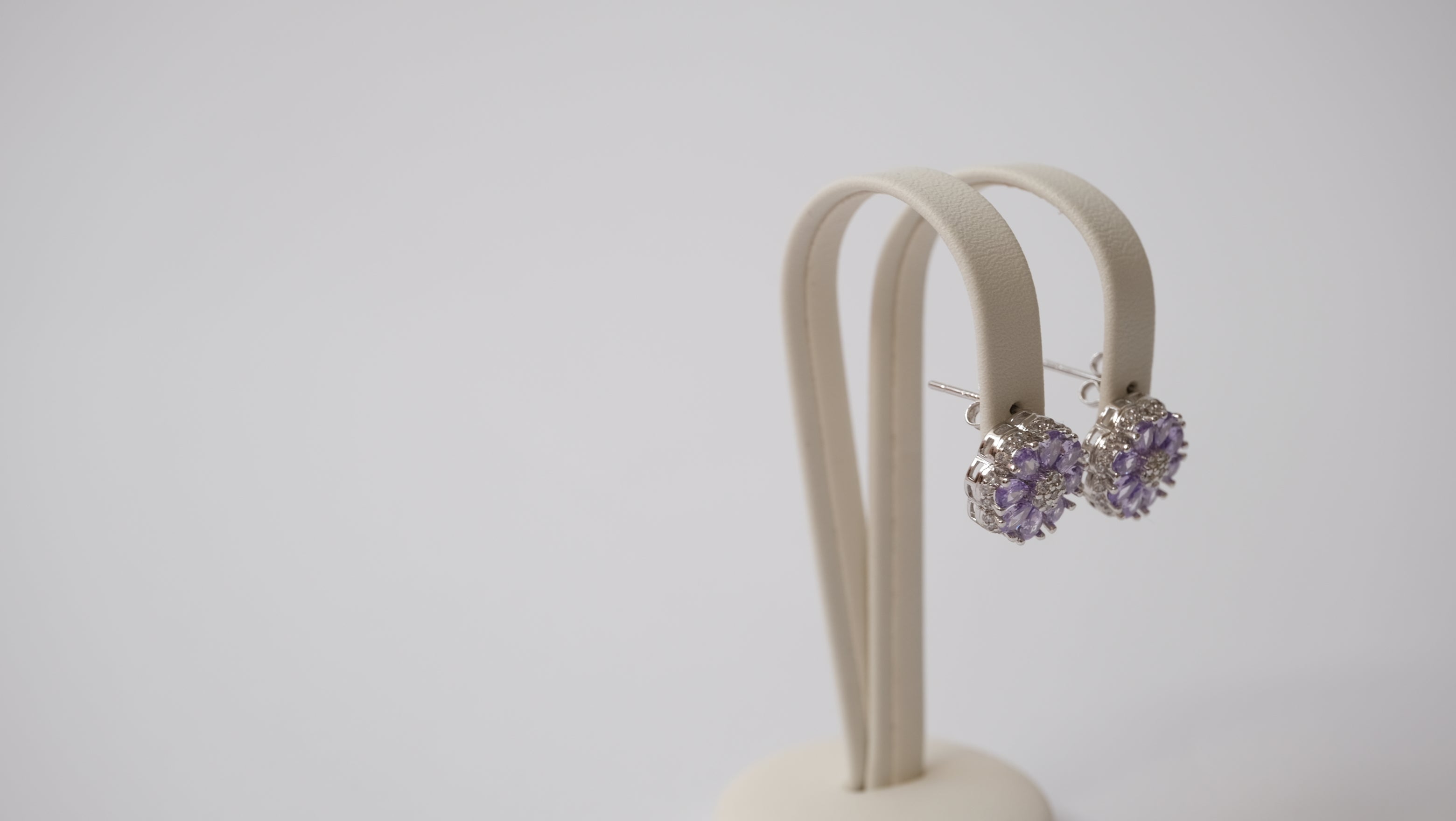 Blumen-Ohrstecker mit Tansanit-Steinen
