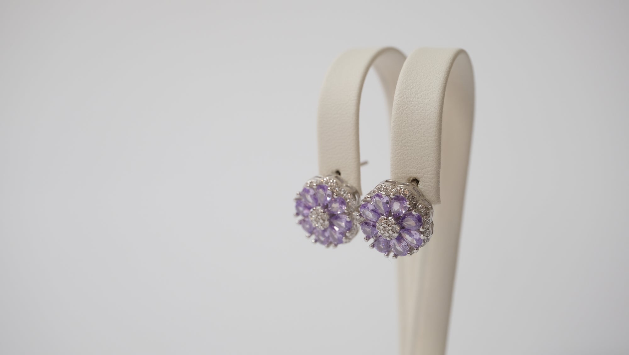 Blumen-Ohrstecker mit Tansanit-Steinen