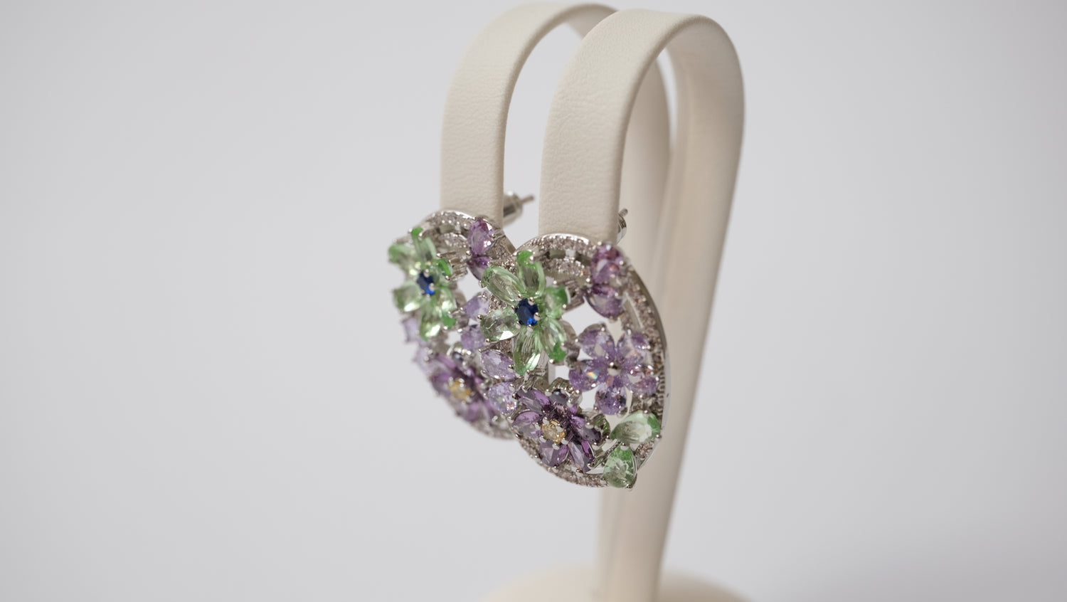 Edelstein Ohrstecker im Seerosendesign