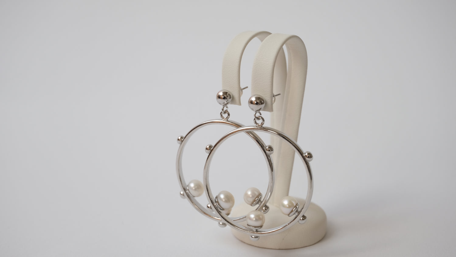 Perlenohrringe in Reifenform