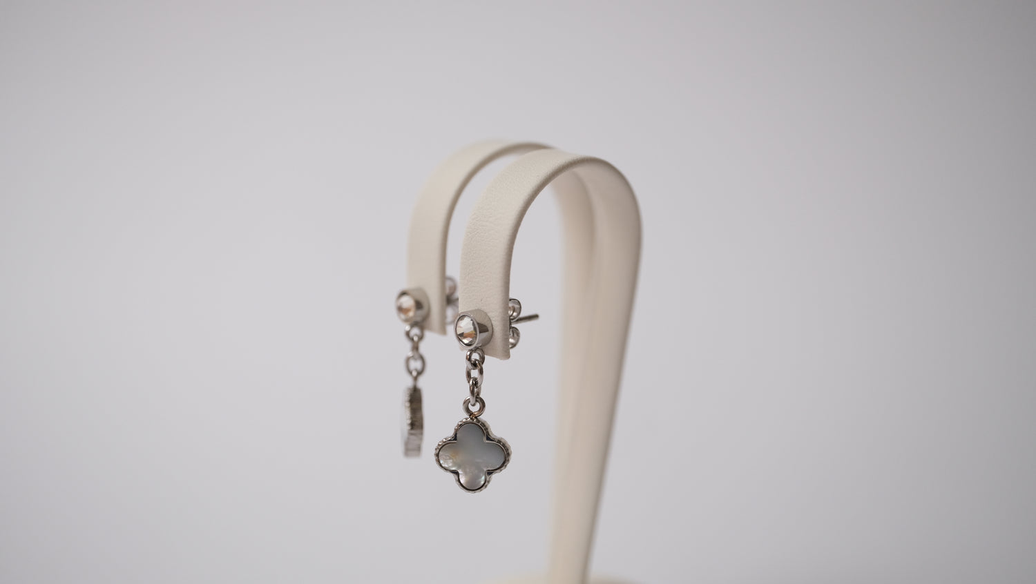 Kleeblatt Ohrringe hängend im Weiß