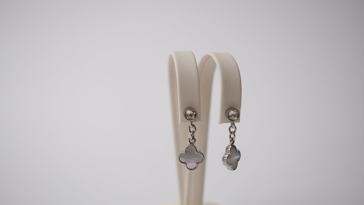 Kleeblatt Ohrringe hängend im Weiß