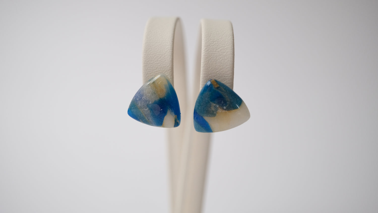 Ohrringe aus Polymer und 24k vergoldetem Edelstahl 