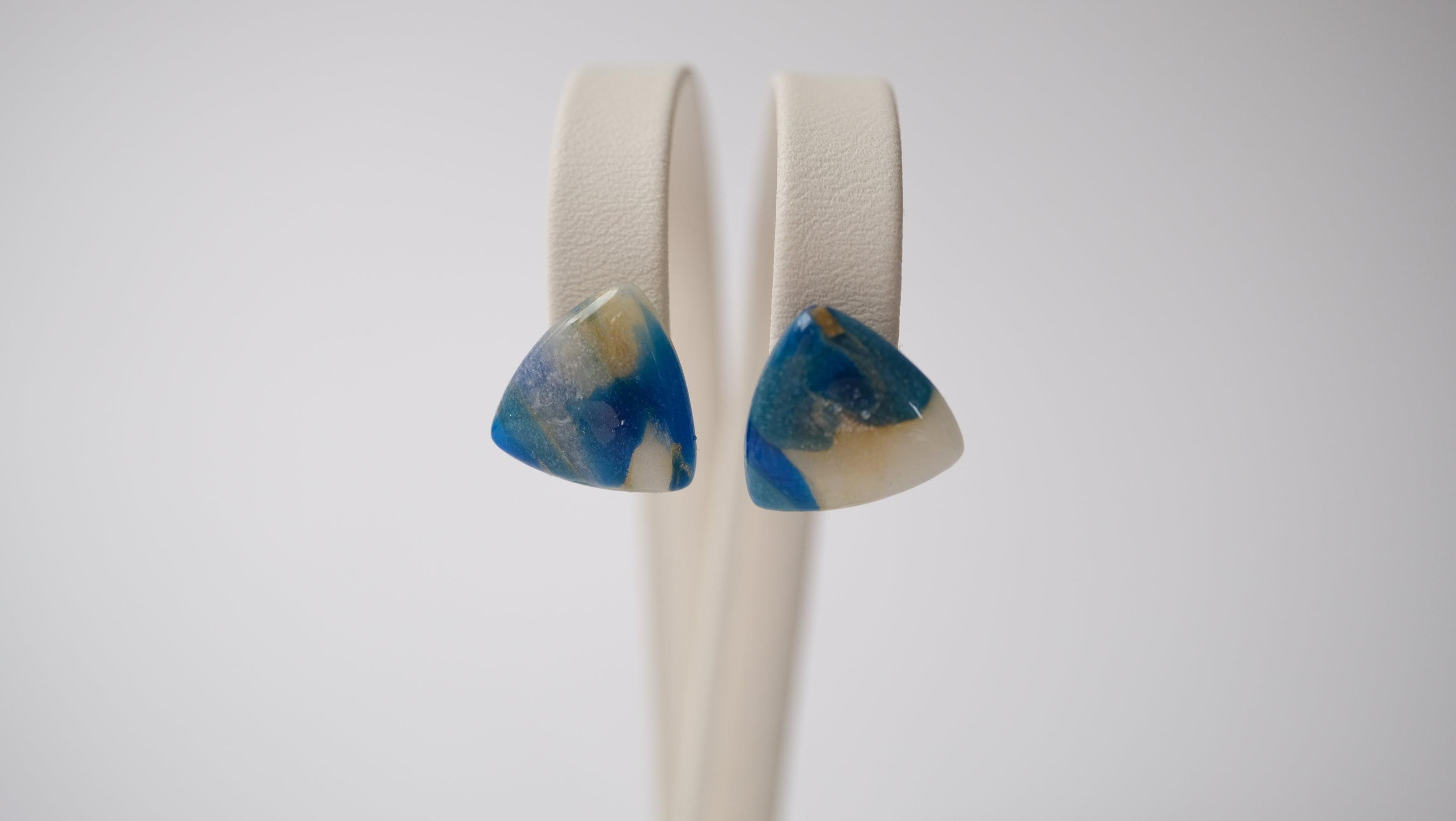 Ohrringe aus Polymer und 24k vergoldetem Edelstahl