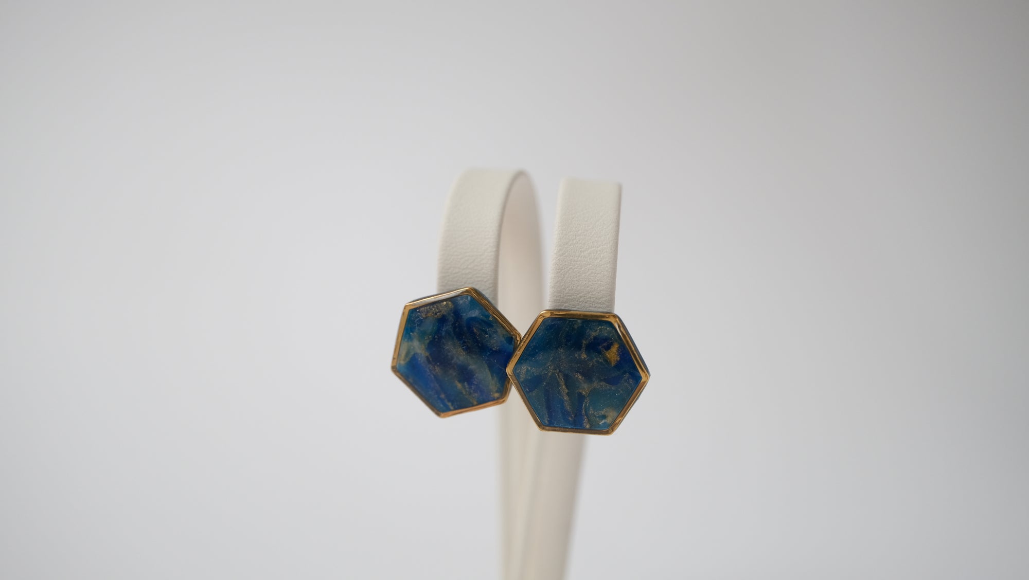 Ohrringe aus Polymer und 24k vergoldetem Edelstahl