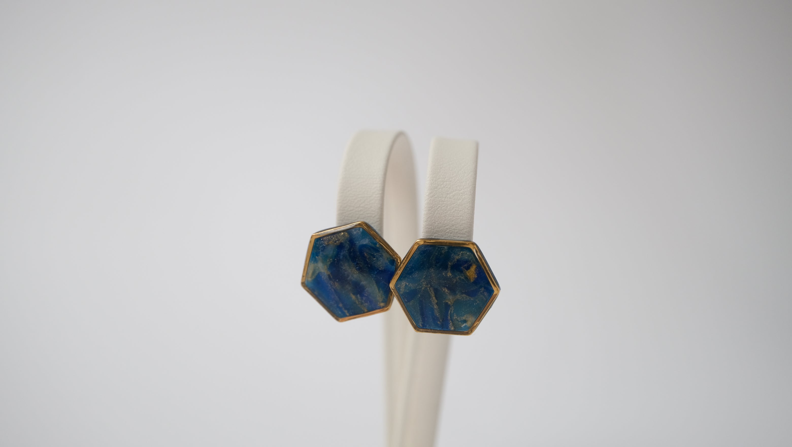 Ohrringe aus Polymer und 24k vergoldetem Edelstahl