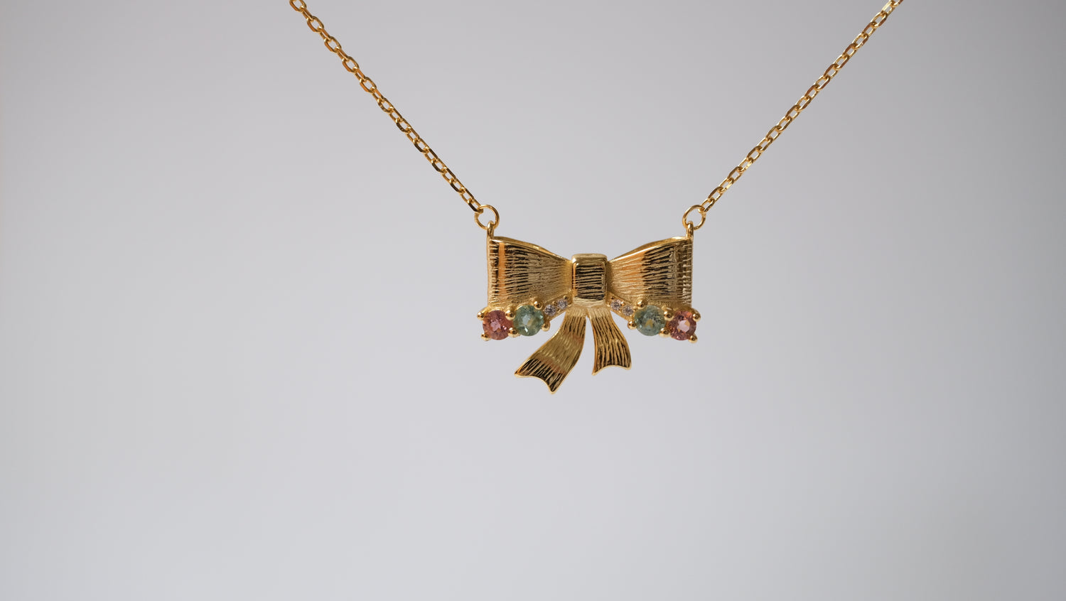 Halskette mit Schmetterlingskrawatte in Rosa und Himmelblauem Turmalin