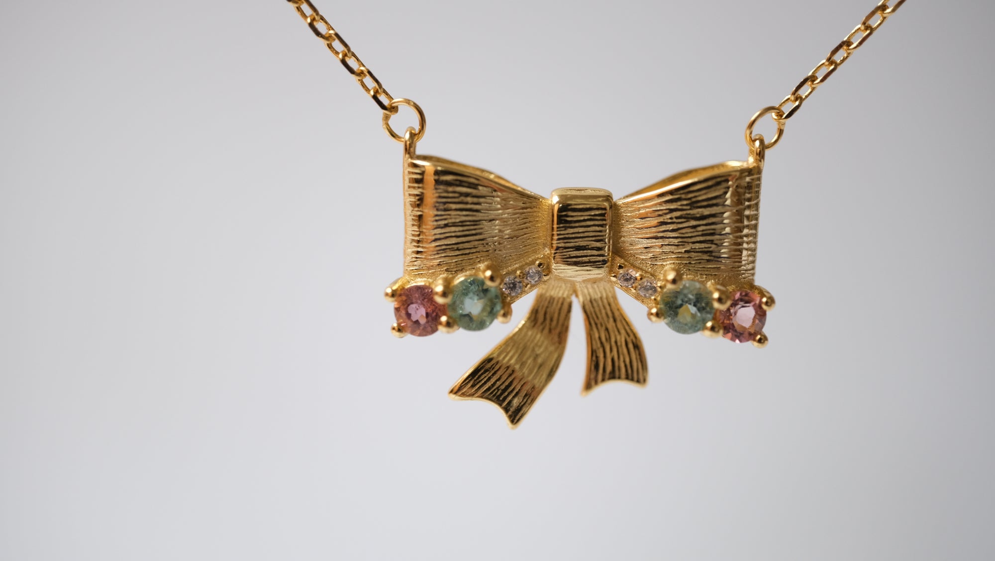 Halskette mit Schmetterlingskrawatte in Rosa und Himmelblauem Turmalin