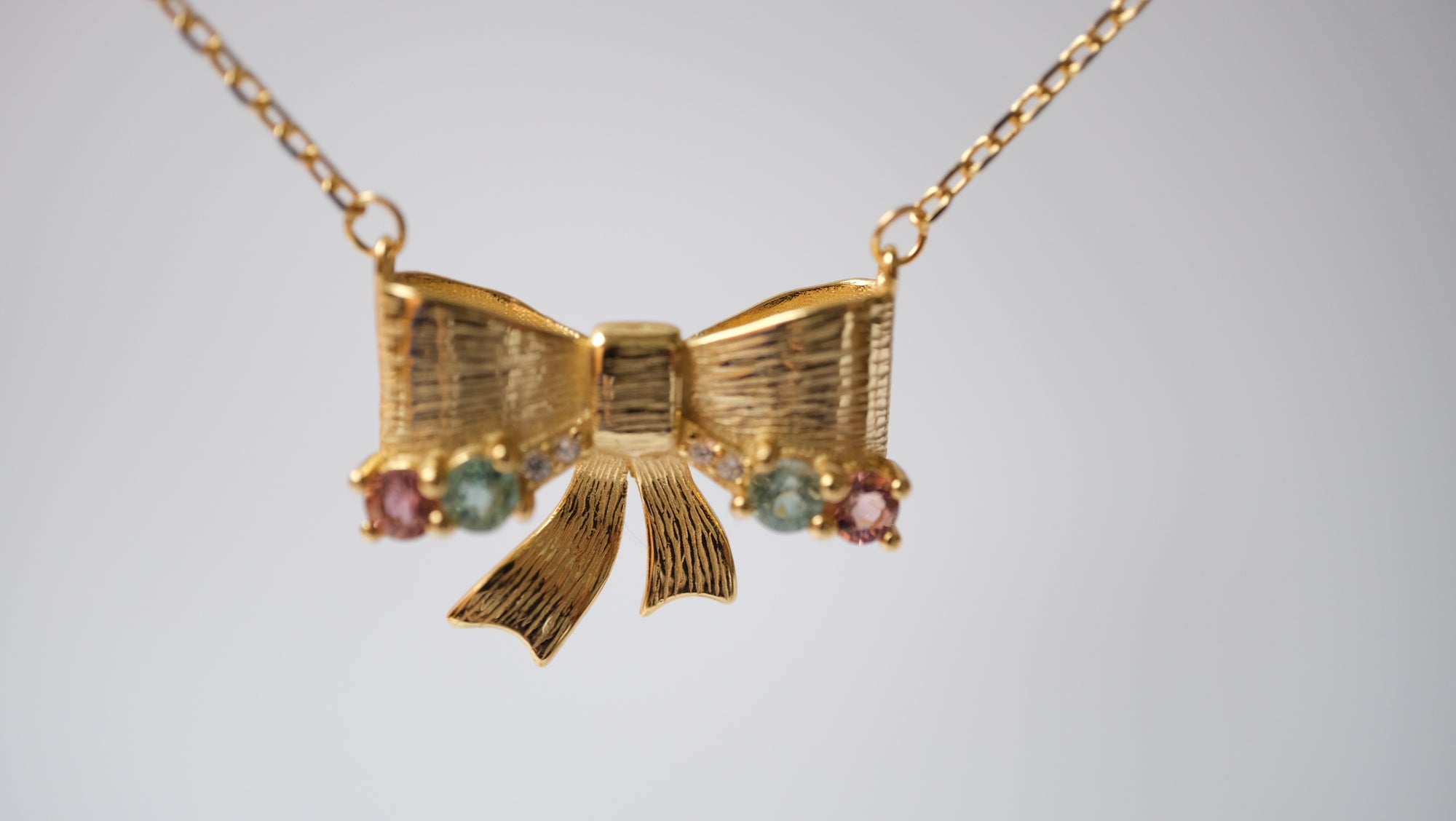 Halskette mit Schmetterlingskrawatte in Rosa und Himmelblauem Turmalin