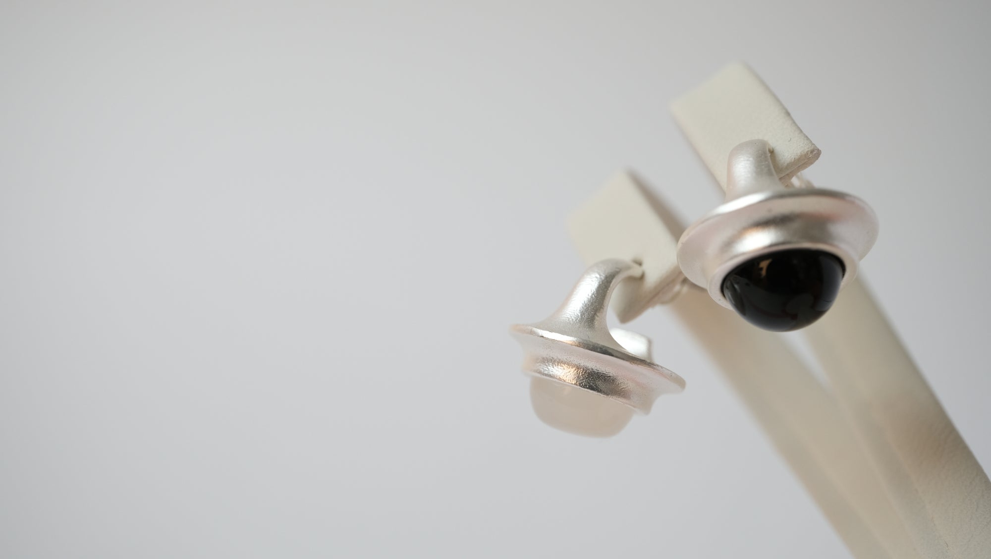 Ohrstecker aus mattem Silber — Schwarz auf weißem Onyx