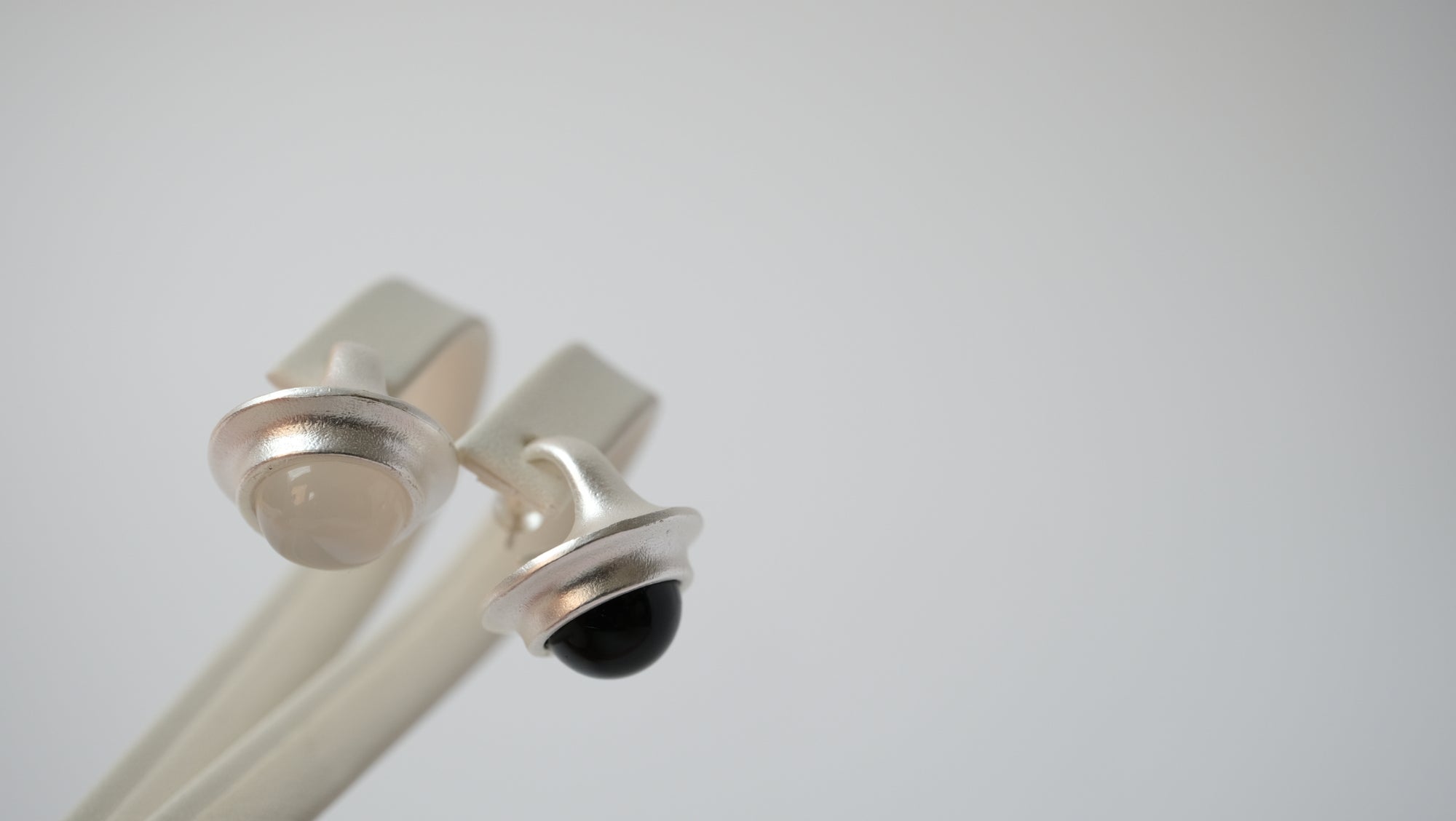 Ohrstecker aus mattem Silber — Schwarz auf weißem Onyx