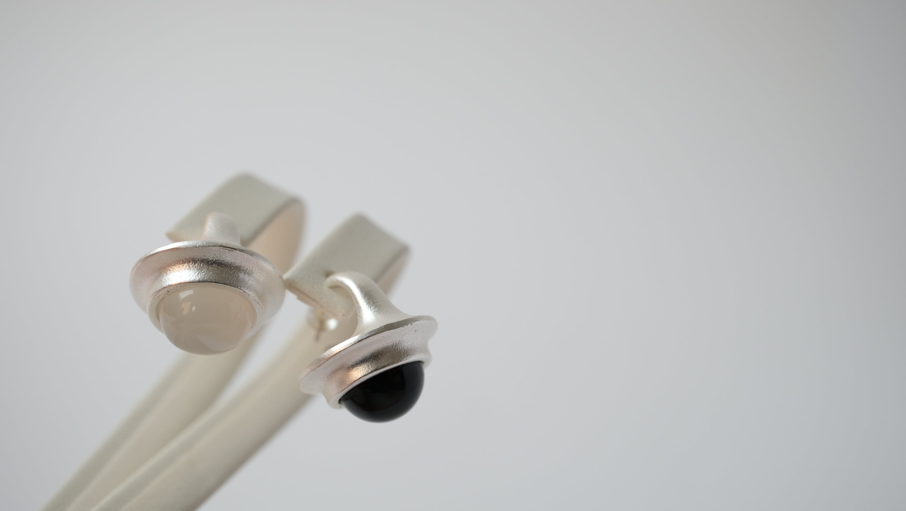Ohrstecker aus mattem Silber — Schwarz auf weißem Onyx